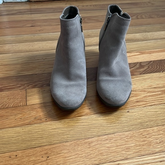 Blondo suede tan ankle bootie Valli style with wood block heel, women’s 9 - Picture 3 of 6